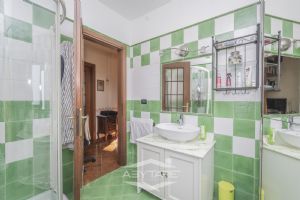 VILLA A SCHIERA CON GIARDINO E AMPIO BOX AUTO