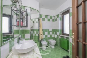 VILLA A SCHIERA CON GIARDINO E AMPIO BOX AUTO