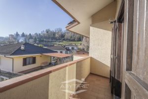 VILLA A SCHIERA CON GIARDINO E AMPIO BOX AUTO