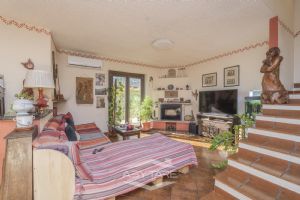 VILLA A SCHIERA CON GIARDINO E AMPIO BOX AUTO