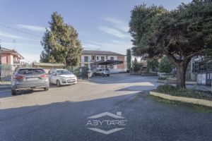 VILLA A SCHIERA CON GIARDINO E AMPIO BOX AUTO