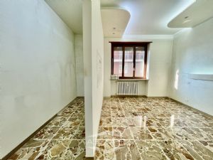 2 locali vendita Moncalieri Strada Genova 82