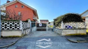 In contesto residenziale tranquillo e ben abitato,...