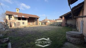 Rustico cascinale con terreno e tettoie