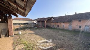 Rustico cascinale con terreno e tettoie