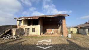 Rustico cascinale con terreno e tettoie