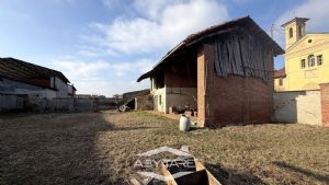 Rustico cascinale con terreno e tettoie