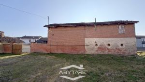 Rustico cascinale con terreno e tettoie