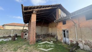 Rustico cascinale con terreno e tettoie