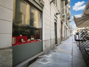 NEGOZIO D'EPOCA IN VIA SAN MASSIMO TORINO CENTRO