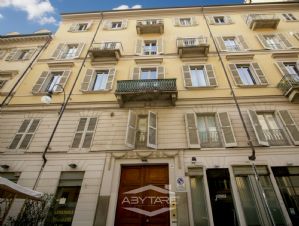 NEGOZIO D'EPOCA IN VIA SAN MASSIMO TORINO CENTRO