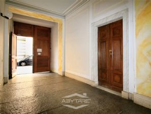 NEGOZIO D'EPOCA IN VIA SAN MASSIMO TORINO CENTRO