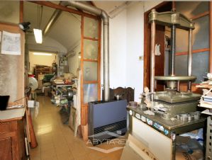 NEGOZIO D'EPOCA IN VIA SAN MASSIMO TORINO CENTRO