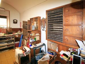 NEGOZIO D'EPOCA IN VIA SAN MASSIMO TORINO CENTRO