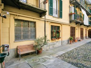 NEGOZIO D'EPOCA IN VIA SAN MASSIMO TORINO CENTRO