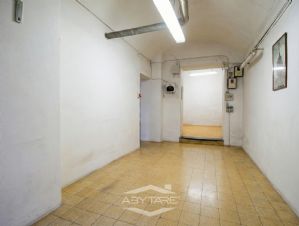 NEGOZIO D'EPOCA IN VIA SAN MASSIMO TORINO CENTRO