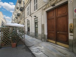 NEGOZIO D'EPOCA IN VIA SAN MASSIMO TORINO CENTRO