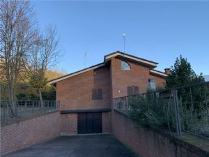 VILLA CON PISCINA E CAMPO DA TENNIS A POCHI MINUTI DA ASTI