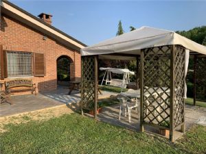 VILLA CON PISCINA E CAMPO DA TENNIS A POCHI MINUTI DA ASTI