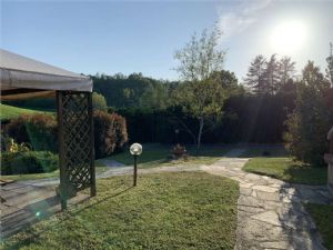 VILLA CON PISCINA E CAMPO DA TENNIS A POCHI MINUTI DA ASTI