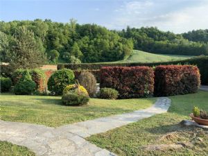 VILLA CON PISCINA E CAMPO DA TENNIS A POCHI MINUTI DA ASTI