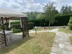 VILLA CON PISCINA E CAMPO DA TENNIS A POCHI MINUTI DA ASTI
