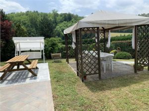 VILLA CON PISCINA E CAMPO DA TENNIS A POCHI MINUTI DA ASTI