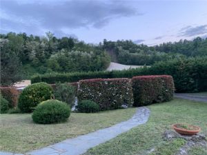 VILLA CON PISCINA E CAMPO DA TENNIS A POCHI MINUTI DA ASTI