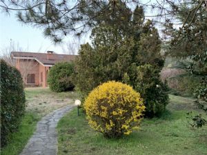 VILLA CON PISCINA E CAMPO DA TENNIS A POCHI MINUTI DA ASTI