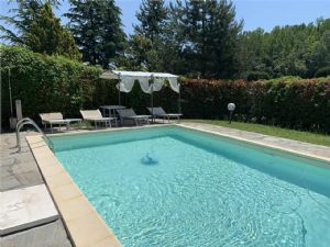 VILLA CON PISCINA E CAMPO DA TENNIS A POCHI MINUTI DA ASTI