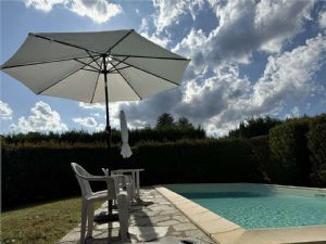 VILLA CON PISCINA E CAMPO DA TENNIS A POCHI MINUTI DA ASTI