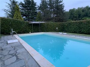 VILLA CON PISCINA E CAMPO DA TENNIS A POCHI MINUTI DA ASTI