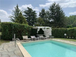 VILLA CON PISCINA E CAMPO DA TENNIS A POCHI MINUTI DA ASTI