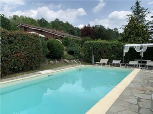 VILLA CON PISCINA E CAMPO DA TENNIS A POCHI MINUTI DA ASTI