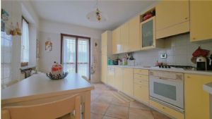 VILLA CON PISCINA E CAMPO DA TENNIS A POCHI MINUTI DA ASTI