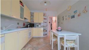 VILLA CON PISCINA E CAMPO DA TENNIS A POCHI MINUTI DA ASTI