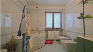 VILLA CON PISCINA E CAMPO DA TENNIS A POCHI MINUTI DA ASTI