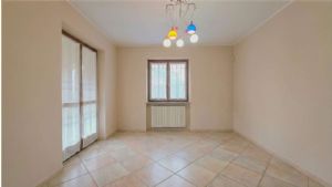 VILLA CON PISCINA E CAMPO DA TENNIS A POCHI MINUTI DA ASTI