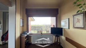 Casa indipendente con capannone industriale e magazzino