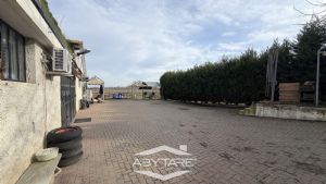 Casa indipendente con capannone industriale e magazzino