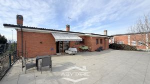 Casa indipendente con capannone industriale e magazzino