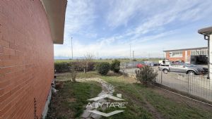 Casa indipendente con capannone industriale e magazzino