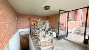 Casa indipendente con capannone industriale e magazzino