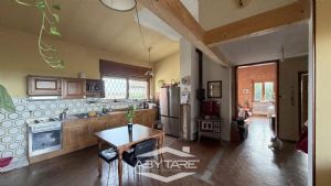 Casa indipendente con capannone industriale e magazzino