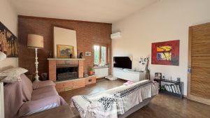 Casa indipendente con capannone industriale e magazzino