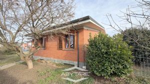 Casa indipendente con capannone industriale e magazzino