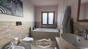 Casa indipendente con capannone industriale e magazzino