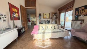 Casa indipendente con capannone industriale e magazzino