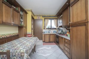 VILLA A SCHIERA CON GIARDINO E BOX