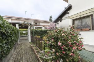 VILLA A SCHIERA CON GIARDINO E BOX